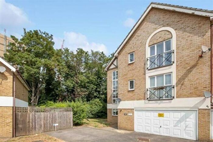 2 Bedroom Apartment To Rent In Farrow Lane, London, SE14