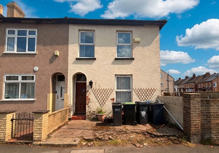4 Bedroom Semi Detached House For Sale In St. Johns Road, Croydon, Surrey, CR0
