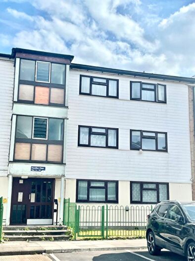 3 Bedroom Flat To Rent In Hamilton Close, London, N17