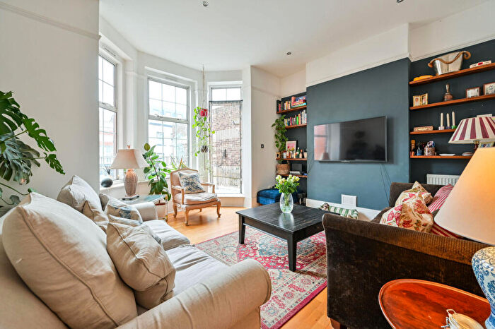 2 Bedroom Flat For Sale In Rye Lane, Peckham Rye, London, SE15