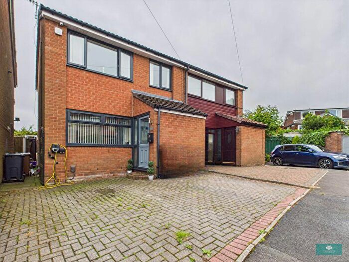 3 Bedroom Semi-Detached House For Sale In Alwin Road, Oldham, OL2