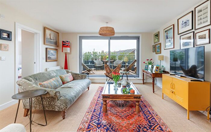 4 Bedroom End Terrace House For Sale In Union Road, Cowes, PO31