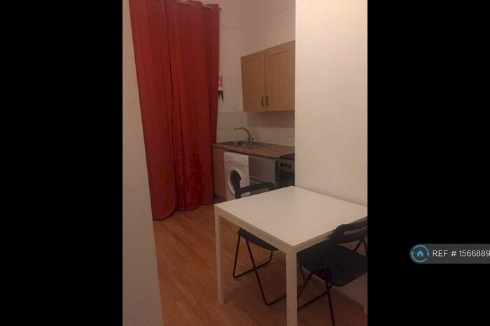 Studio To Rent In Thornlaw, London, SE27
