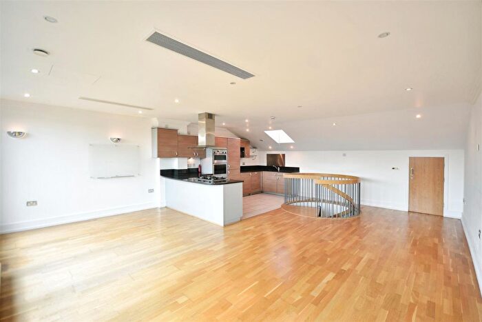 3 Bedroom Flat To Rent In Adams Quarter, The Island, TW8