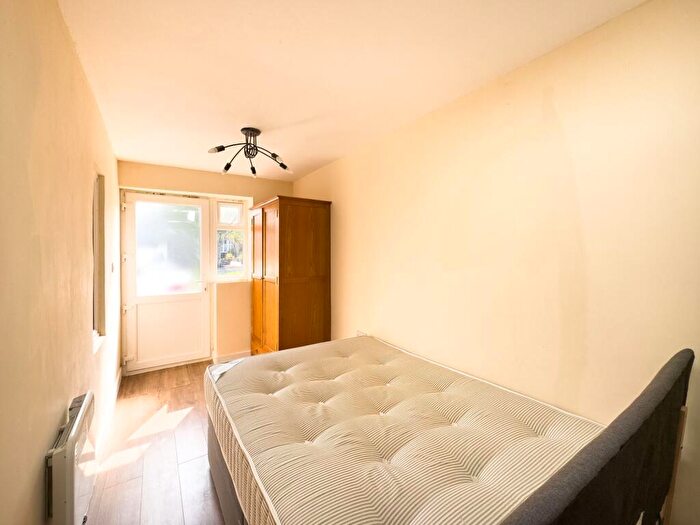Flat To Rent In Fernside Avenue, London, NW7