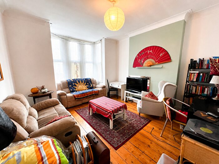 3 Bedroom Flat To Rent In Wightman Road, London, N8
