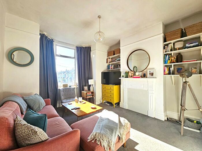 2 Bedroom Maisonette To Rent In Kitchener Road, East Finchley, N2