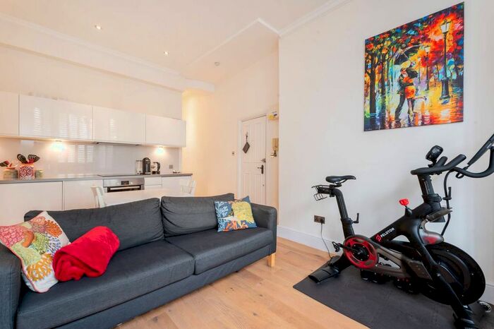 2 Bedroom Flat To Rent In Maclise Road, Olympia, London, W14