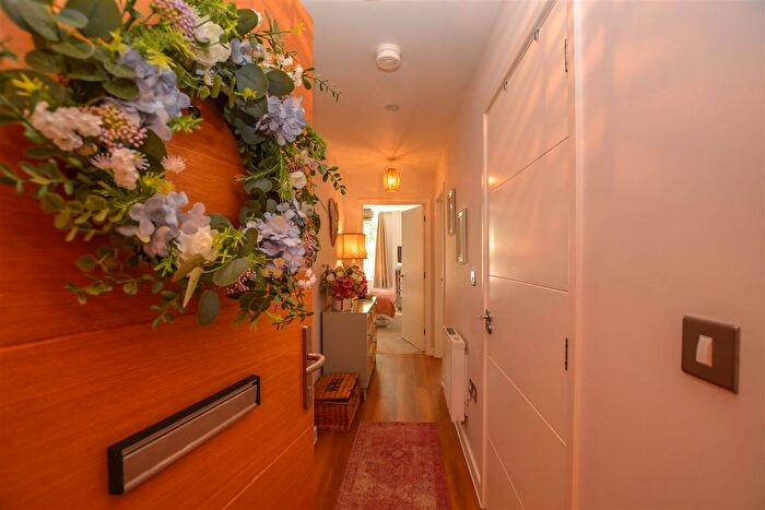 1 Bedroom Flat For Sale In Ingrave Road, Brentwood, CM15