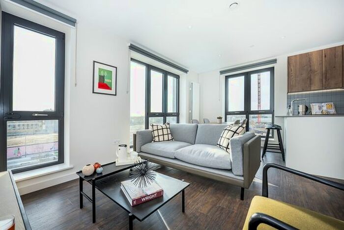 3 Bedroom Flat To Rent In Grenan Square, Greenford UB6