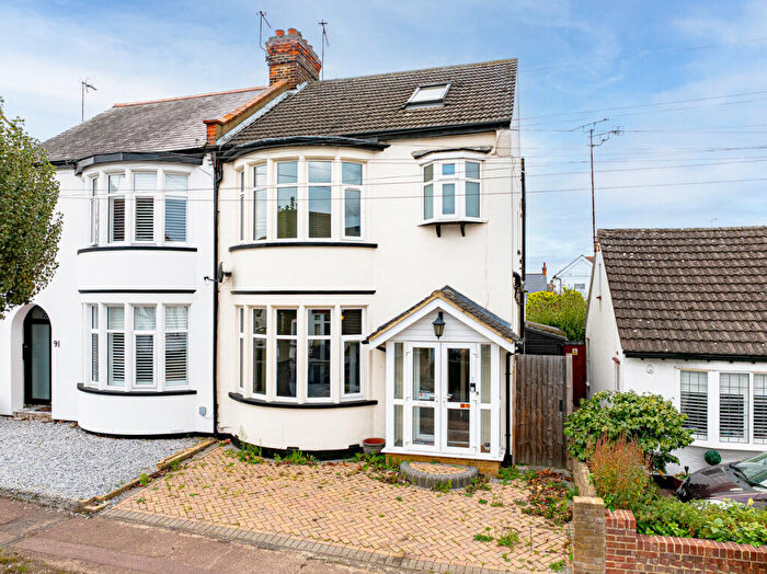4 Bedroom Semi-Detached House For Sale In Dundonald Drive, Leigh-on-sea, SS9