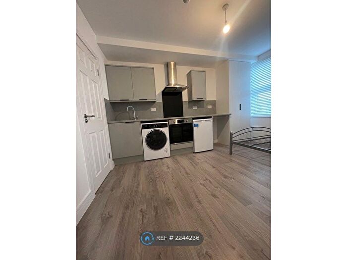 Studio To Rent In Bowes Road, London, N13