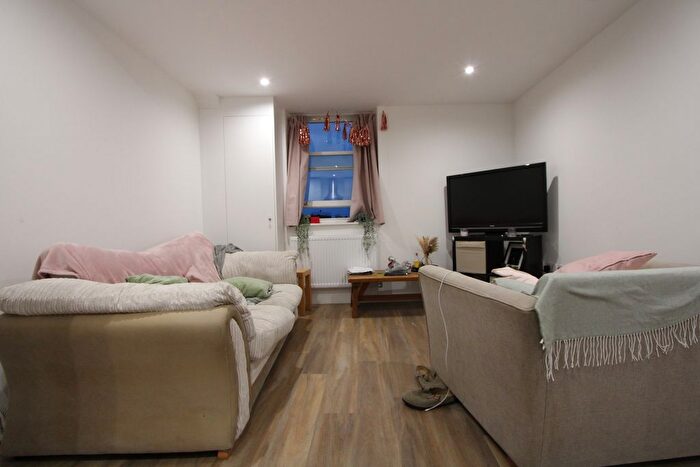 2 Bedroom Flat To Rent In Disraeli Road, London, SW15