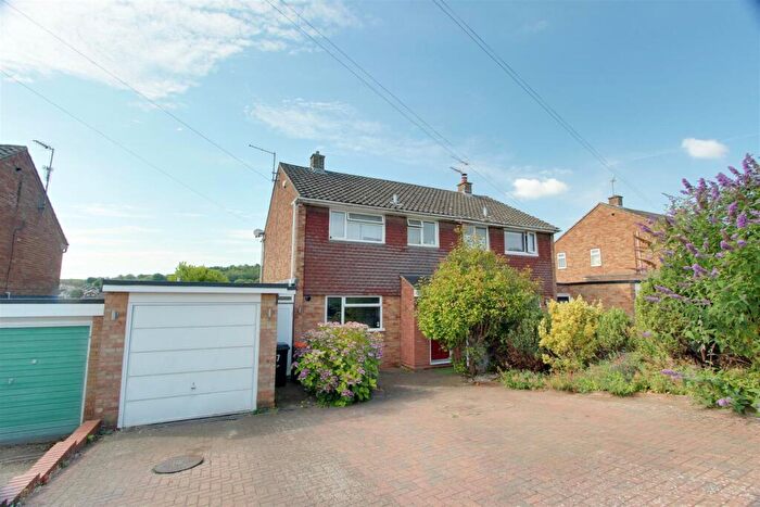 3 Bedroom Semi-Detached House For Sale In Kirkstone Drive, Dunstable, LU6