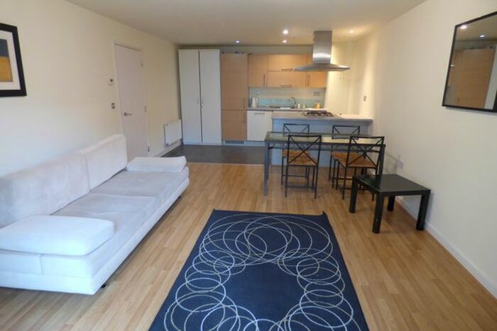 2 Bedroom Flat To Rent In Park View Court, Bow, E3
