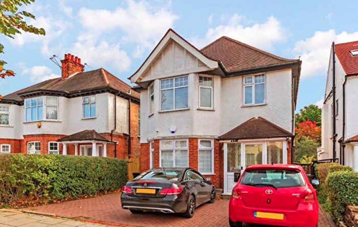 2 Bedroom Apartment For Sale In Goodwyn Avenue, Mill Hill, NW7