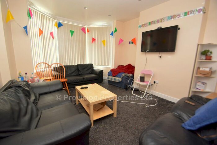 7 Bedroom Semi-Detached House To Rent In St Michaels Villas, Headingley, Leeds, LS6