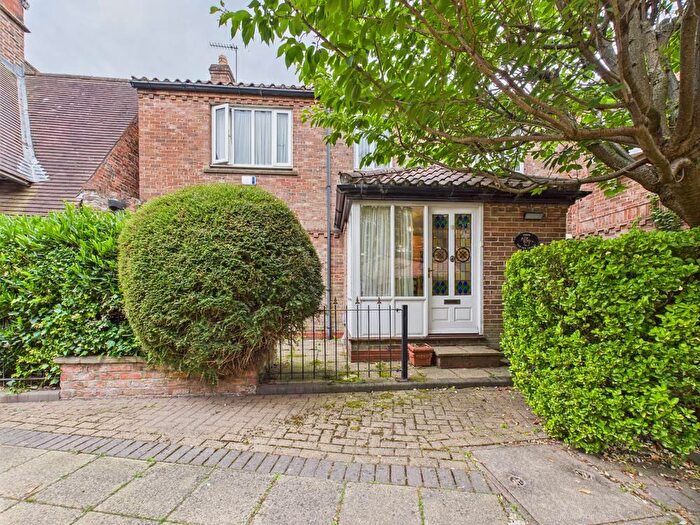 3 Bedroom Link Detached House For Sale In York Road, Beverley, HU17