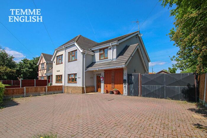 4 Bedroom Semi-Detached House For Sale In Burnt Mills Road, Basildon, SS13