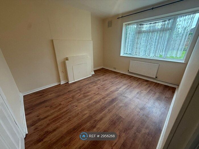 4 Bedroom Semi-detached House To Rent In Birchway, Hayes, UB3