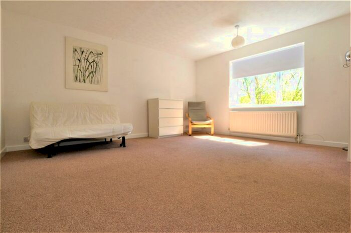 Apartment To Rent In High Street, Purley, CR8