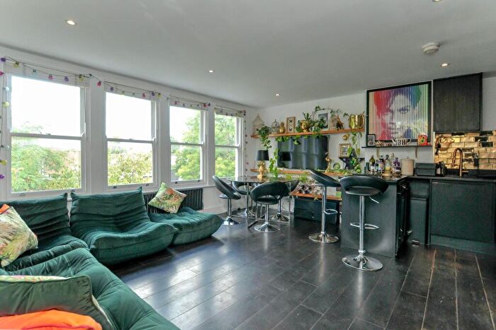 2 Bedroom Flat For Sale In Manor Road, Stoke Newington, N16