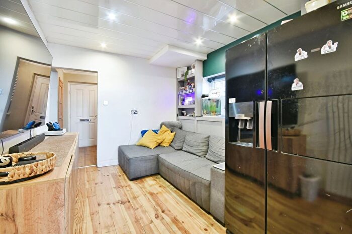 3 Bedroom Semi-Detached House For Sale In Wedgwood Road, Clifton, Swinton, Manchester, M27