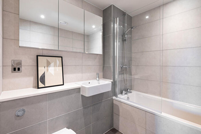 2 Bedroom Apartment To Rent In Domain, Tilling Courtyard, Weldale Street, Reading, Berkshire, RG1
