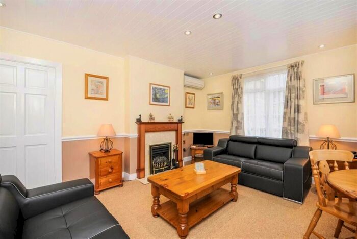 2 Bedroom Apartment To Rent In Finchley Court, Ballards Lane - Floor Plan Included, N3