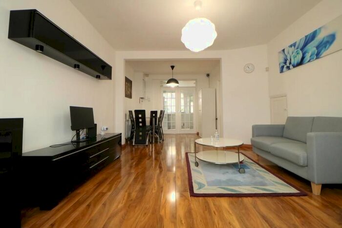 3 Bedroom Property To Rent In Pembroke Avenue, Enfield, EN1