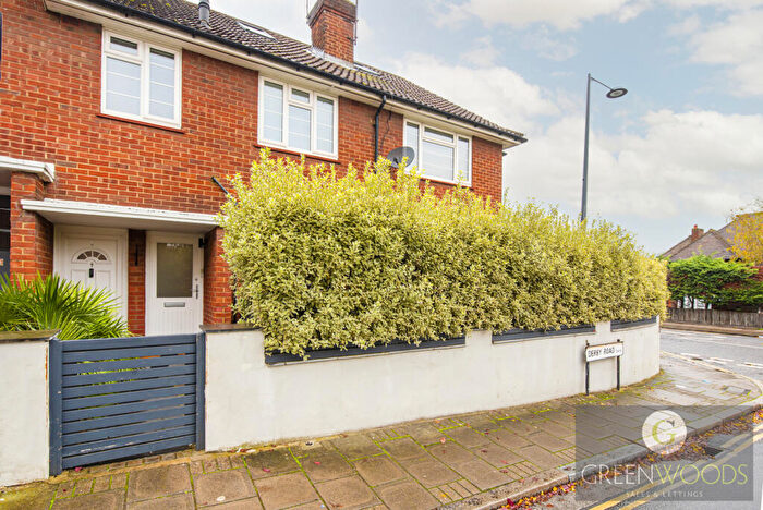 2 Bedroom Flat For Sale In Darby Road, SW14