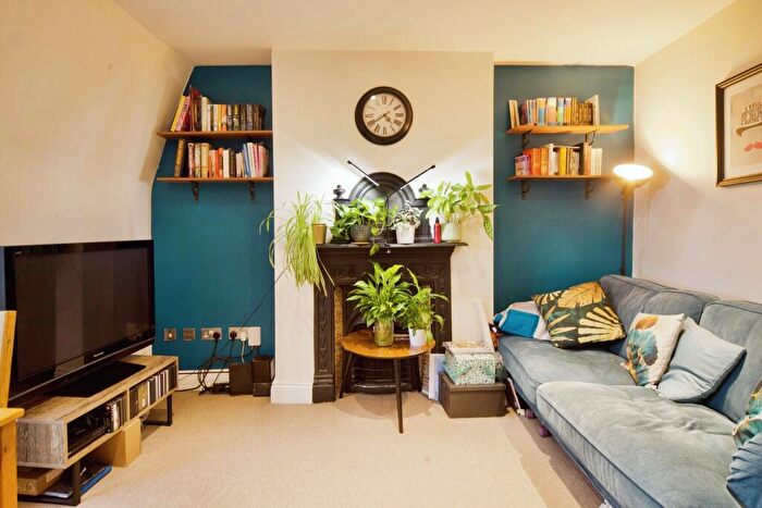 1 Bedroom Flat For Sale In Friern Barnet Road, London, London, N11