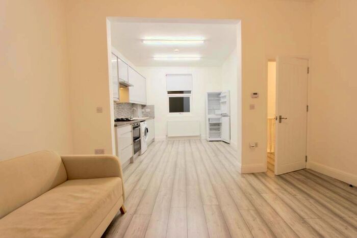 2 Bedroom Flat To Rent In Barrett's Grove, London, N16