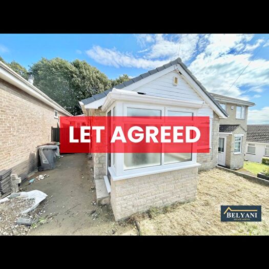 4 Bedroom Bungalow To Rent In Woodhall Drive, Leeds, LS5