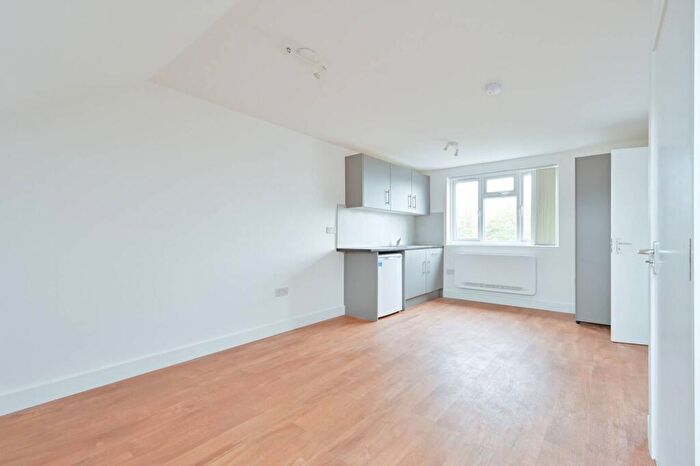 Studio To Rent In Preston Hill, Harrow, HA3