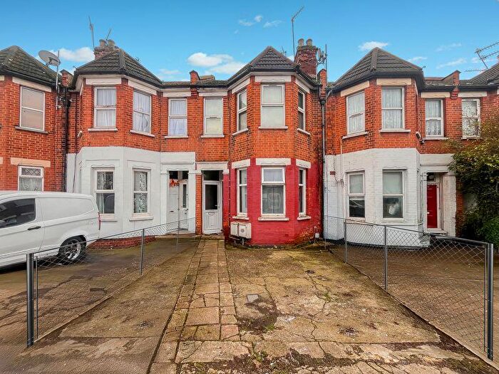 2 Bedroom Maisonette For Sale In Pinner Road, Harrow, HA1