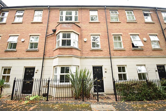 4 Bedroom Town House To Rent In Tuke Grove, Wakefield, WF1