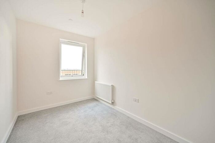 2 Bedroom Flat To Rent In Power Mill Close, New Malden, KT3