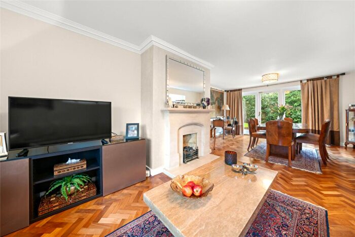 4 Bedroom Detached House For Sale In Netherby Park, Weybridge, Surrey, KT13