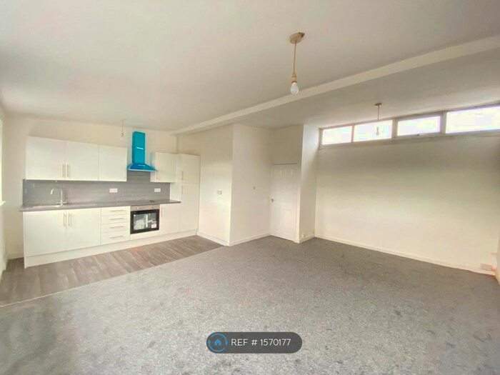 2 Bedroom Flat To Rent In Lord Lane, Manchester, M35