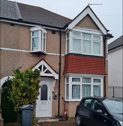 3 Bedroom End Of Terrace House For Sale In Maswell Park Crescent, Hounslow, TW3