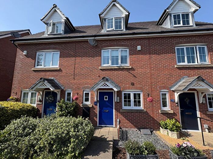 3 Bedroom Town House For Sale In Broomes Park, Chadderton, Oldham, OL9
