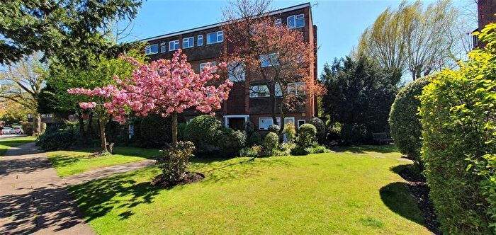 2 Bedroom Flat For Sale In Broom Close, Teddington, TW11