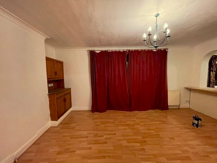 4 Bedroom Semi-Detached House To Rent In Lewgars Avenue, London, NW9