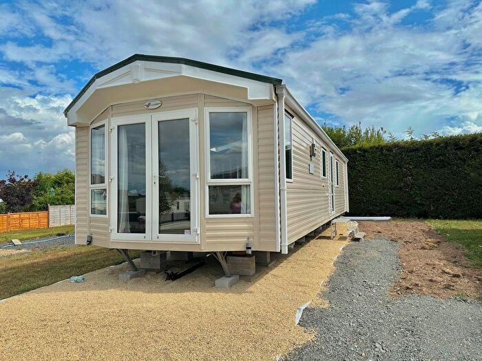 2 Bedroom Mobile/park Home For Sale In Oakmere Park, Hanley Swan, Worcester, WR8