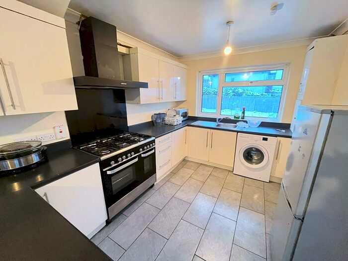 5 Bedroom Semi-Detached House To Rent In Beddington Lane, Croydon, London, CR0