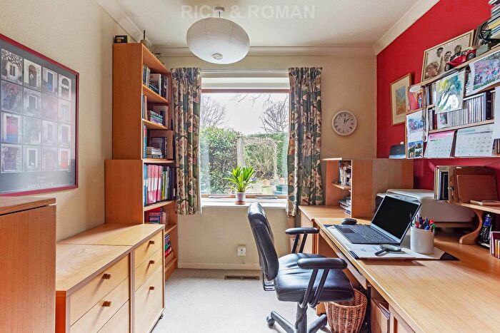 4 Bedroom Detached House For Sale In Luckley Wood, Wokingham, RG41