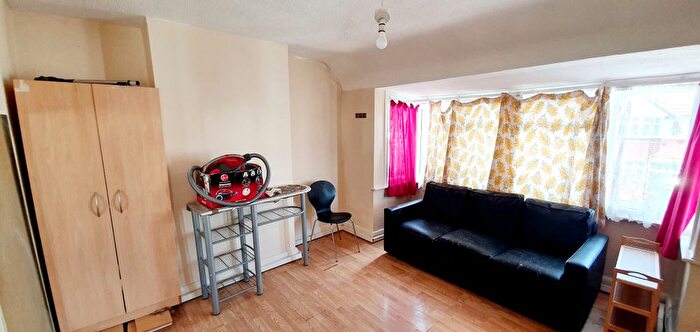 1 Bedroom Maisonette To Rent In Connaught Avenue, Hounslow, TW4