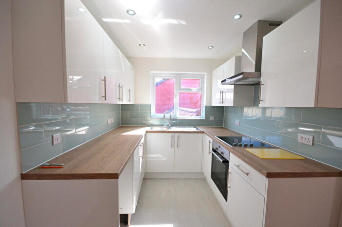 3 Bedroom Flat To Rent In Sterling Gardens, London, SE14