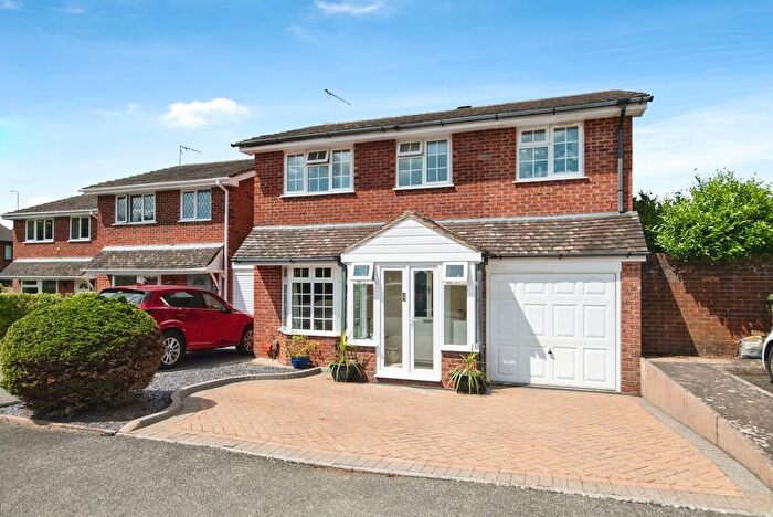 4 Bedroom Link Detached House For Sale In Hollyberry Close, Redditch, Worcestershire, B98